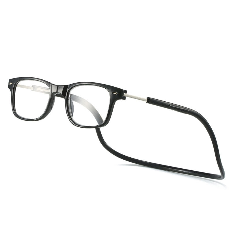 Schwarze Lesebrille mit eckigem Rahmen und flexiblem Nackenband, schräg von vorne auf weißem Hintergrund.