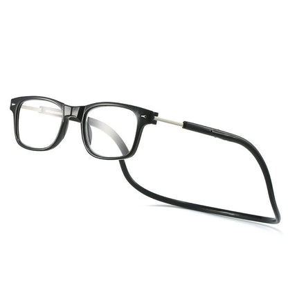 Schwarze Lesebrille mit eckigem Rahmen und flexiblem Nackenband, schräg von vorne auf weißem Hintergrund.