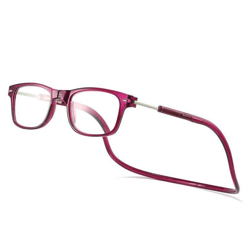 Violettrote Lesebrille mit eckigem Rahmen und biegsamem Nackenband, schräg von vorne vor weißem Hintergrund.