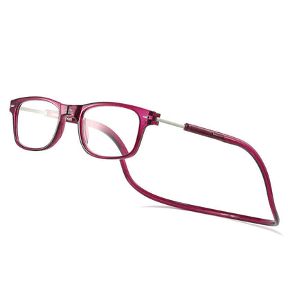 Violettrote Lesebrille mit eckigem Rahmen und biegsamem Nackenband, schräg von vorne vor weißem Hintergrund.