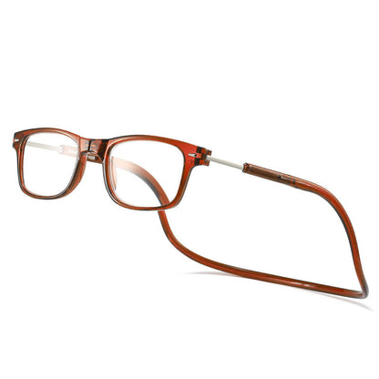 Durchscheinend rotbraune Lesebrille mit eckigem Rahmen und flexiblem Nackenband, schräg von vorne fotografiert.