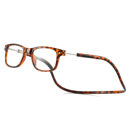 Braune Lesebrille mit eckigem Rahmen und flexiblem Nackenband, schräg von vorne auf weißem Hintergrund.