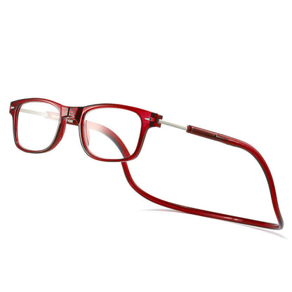 Transparente rote Lesebrille mit eckigem Rahmen und Nackenband, schräg von vorne auf weißem Hintergrund.