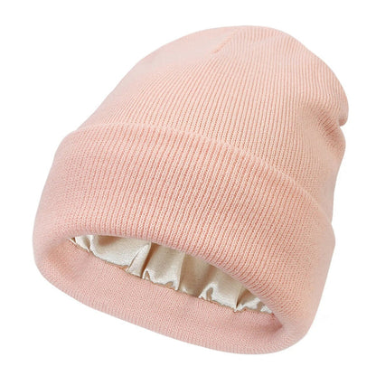 Rosa Strickmütze mit breitem Umschlag und sichtbarem hellem Satinfutter im Inneren 4