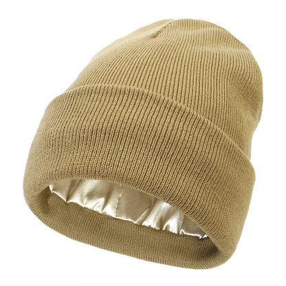 Beigefarbene Strickmütze mit Umschlag, innen sichtbar mit metallisch schimmerndem Satinfutter 8