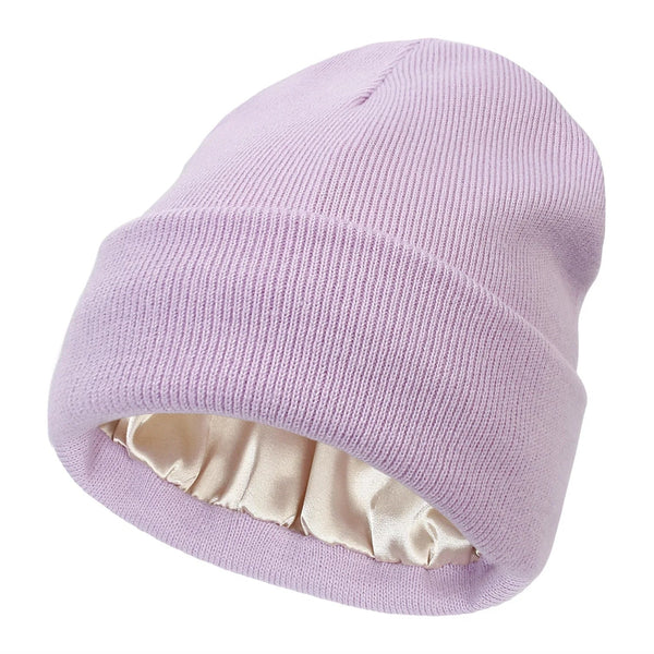 Fliederfarbene Strickmütze mit Umschlag und sichtbarem cremefarbenem Satinfutter am Rand 12