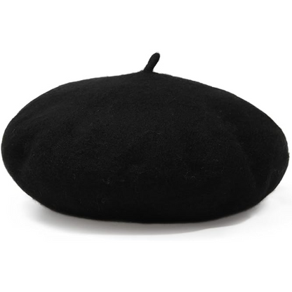 Schwarzes Wollberet mit kleinem Stiel, freigestellt vor hellem Hintergrund 4