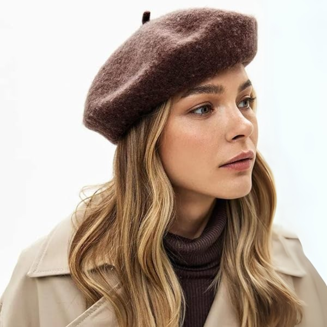 Frau mit blonden Wellen trägt ein braunes Wollberet zu beigem Trenchcoat und Rollkragenpullover 20