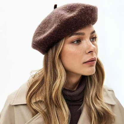 Frau mit blonden Wellen trägt ein braunes Wollberet zu beigem Trenchcoat und Rollkragenpullover 20