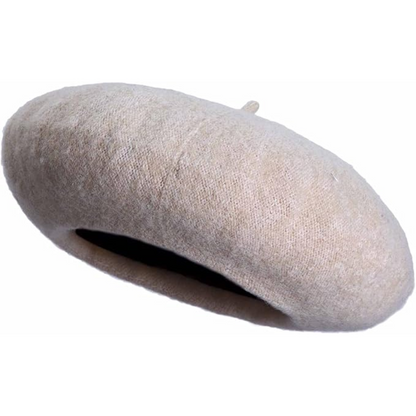 Beiges Wollberet leicht gekippt, sodass die dunkle Innenseite und der Rand sichtbar sind 10