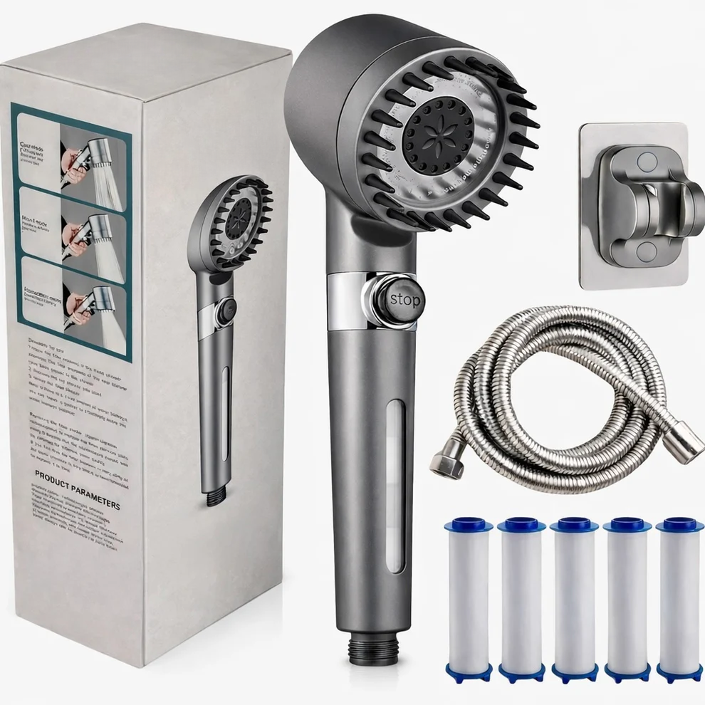 Grauer Handduschkopf mit Massagenoppen, daneben Verpackungskarton, Wandhalterung, Metallschlauch und fünf weiße Ersatzfilter im Set. 1