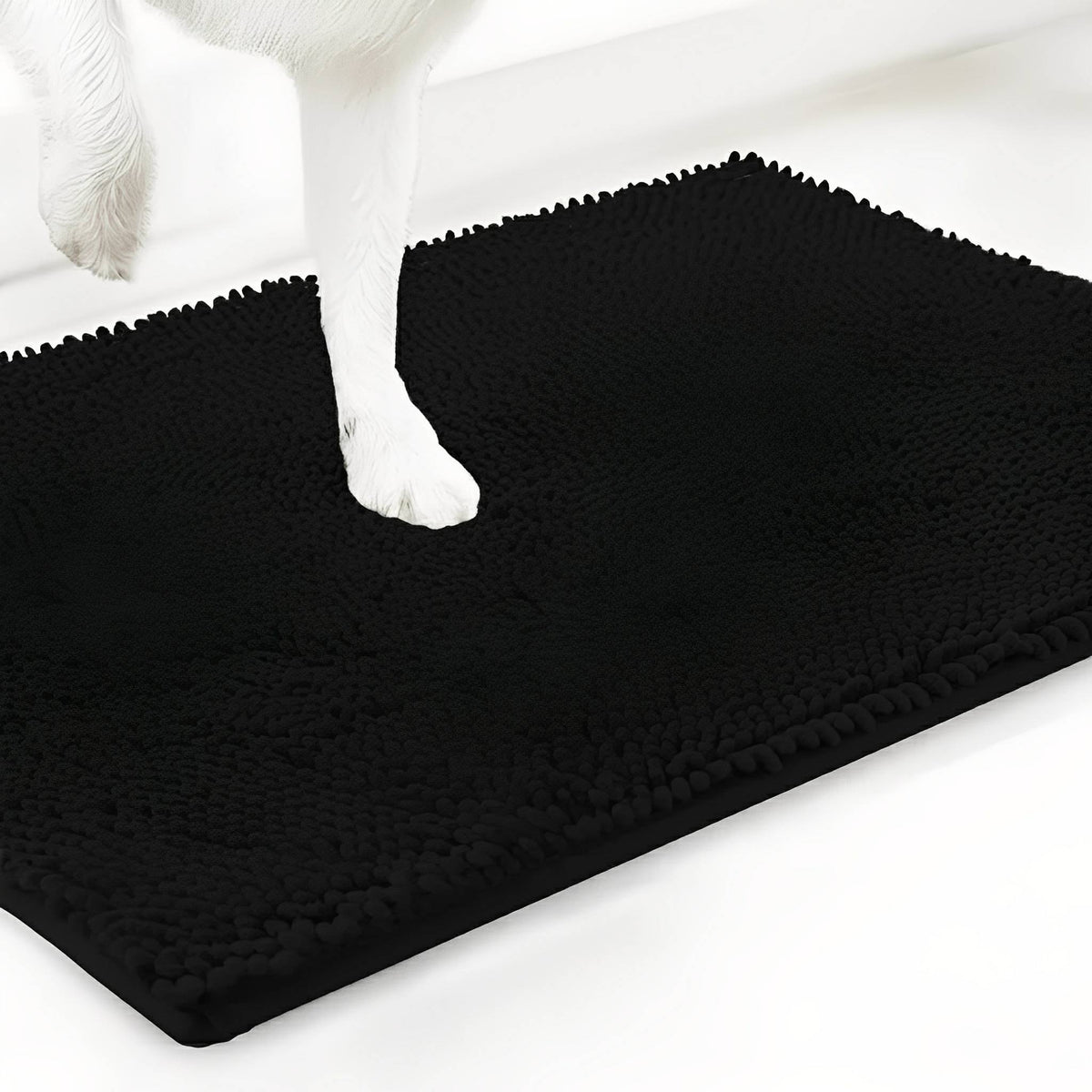 Schwarze Hundetürmatte aus Polyester mit Hundepfote vor weißem Hintergrund.