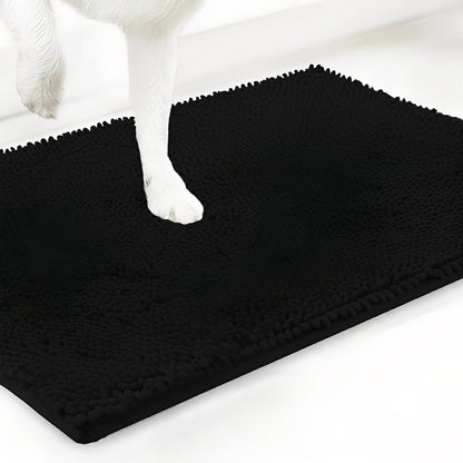 Schwarze Hundetürmatte aus Polyester mit Hundepfote vor weißem Hintergrund.