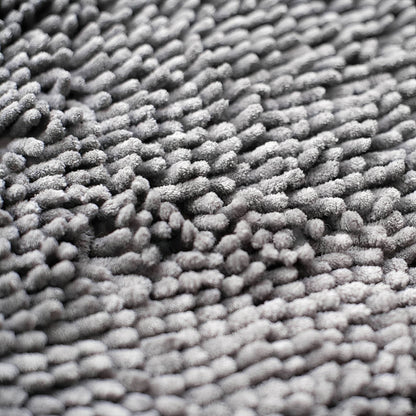 Graue Hundetürmatte aus Polyester mit dichter, weicher Oberflächenstruktur in Nahaufnahme.