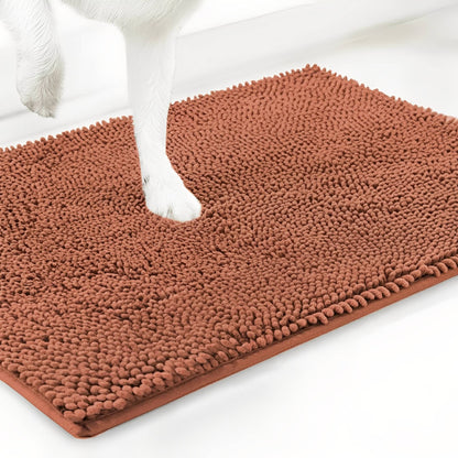 Terrakottafarbene Hundetürmatte aus Polyester mit Hundepfote vor weißem Hintergrund.