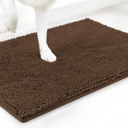 Braune Hundetürmatte aus Polyester mit Hundepfote vor weißem Hintergrund.
