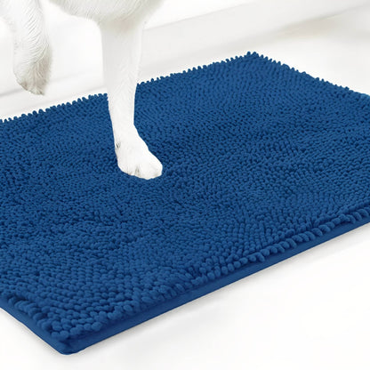 Blaue Hundetürmatte aus Polyester mit Hundepfote vor weißem Hintergrund.