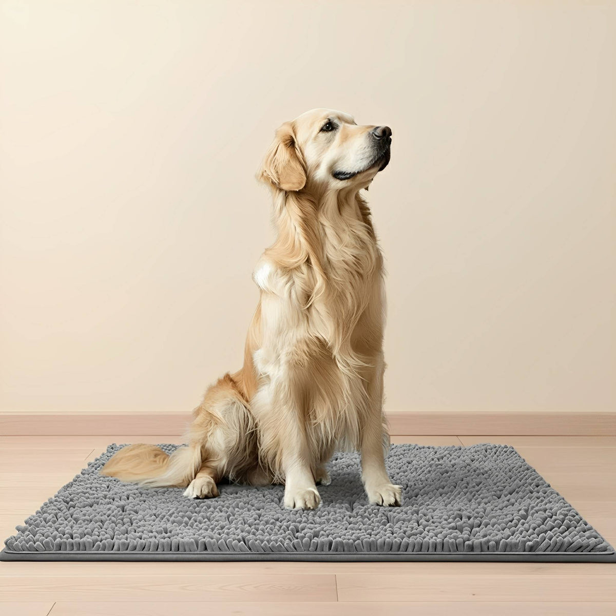 Graue Hundetürmatte aus Polyester mit Hund vor einer hellen Wand auf Holzboden.