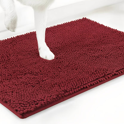 Rote Hundetürmatte aus Polyester mit Hundepfote vor weißem Hintergrund.