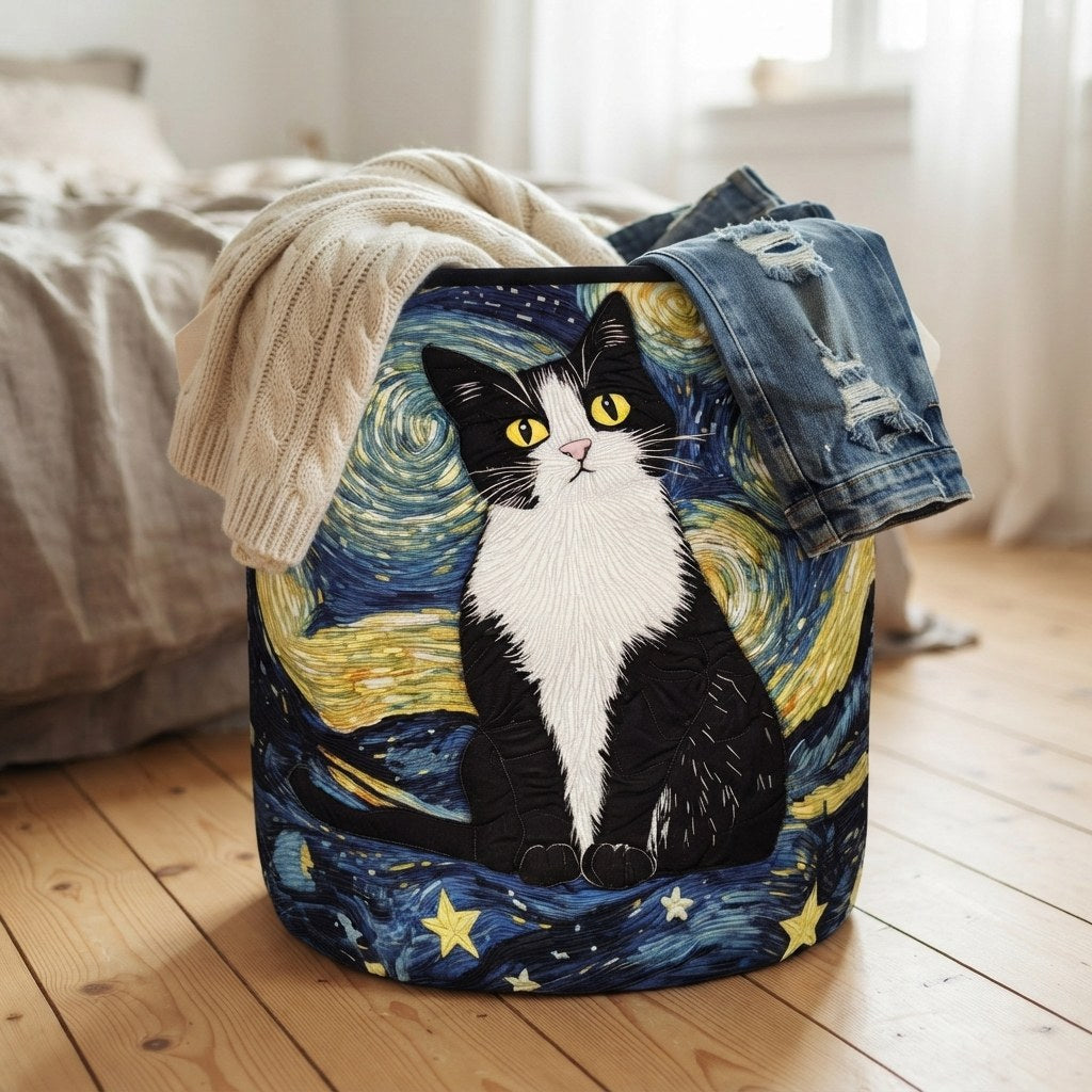 Korb im Schlafzimmer auf Holzboden, gefüllt mit einem cremefarbenen Strickpullover und einer Jeans, die über den Rand hängen. 4