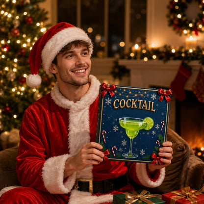 Mann im Weihnachtsmann-Kostüm hält lächelnd die Box mit Cocktailglas-Motiv vor Kamin und Weihnachtsbaum 3