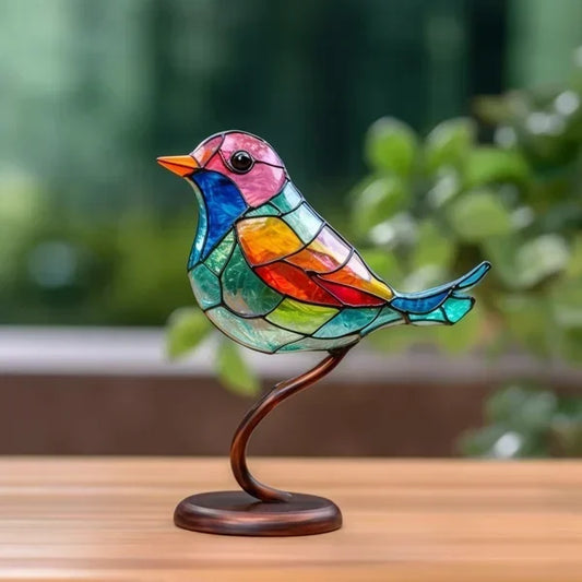 Einzelner bunter Glasmosaik-Vogel auf geschwungenem Metallstiel mit runder Bronzebasis, seitlich fotografiert auf Holztisch 1