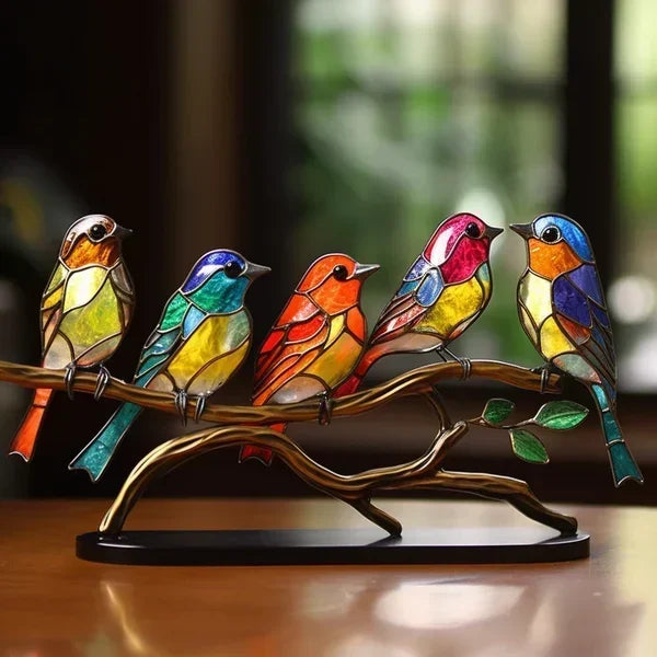 Fünf farbenfrohe Vögel sitzen nebeneinander auf einem bronzefarbenen Metallast mit grünen Blättern und schwarzer Standplatte 2