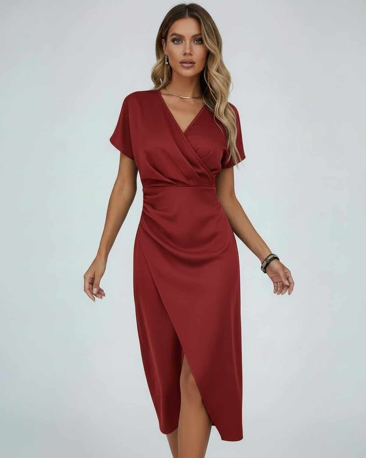 Model im weinroten Wickelkleid mit locker hängenden Armen, Frontansicht mit vorderem Schlitz 4