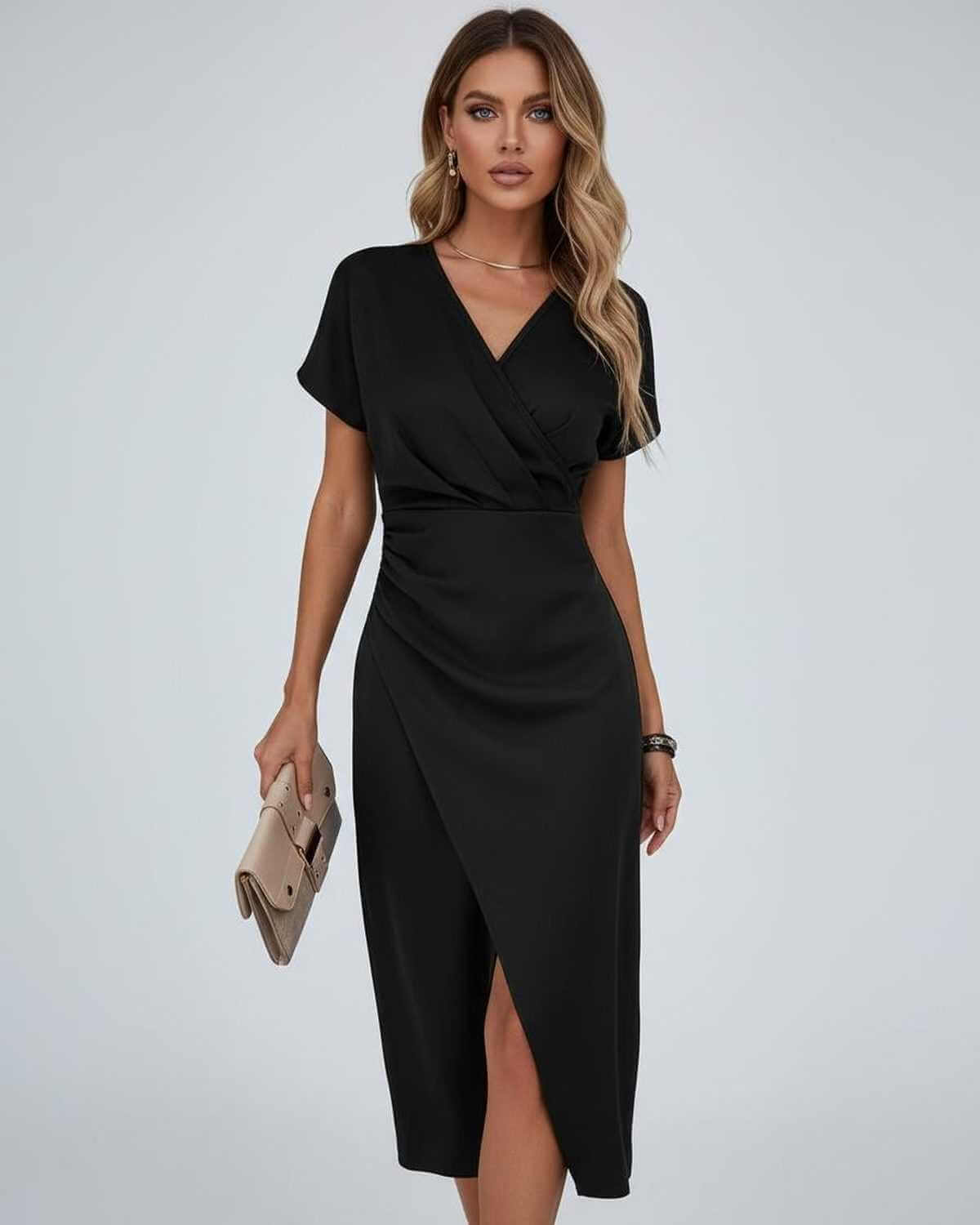 Model im schwarzen Wickelkleid mit beiger Clutch, Frontansicht mit V-Ausschnitt und Schlitz 5