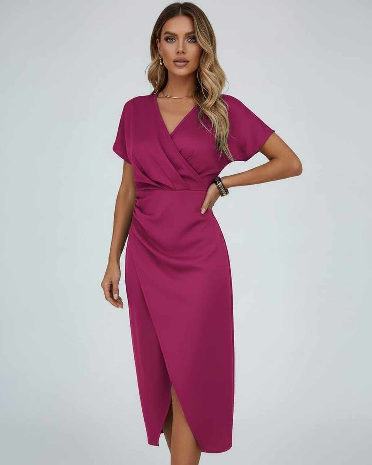 Model im beerenfarbenen Wickelkleid, eine Hand in die Hüfte gestützt, Frontansicht mit Schlitz 1