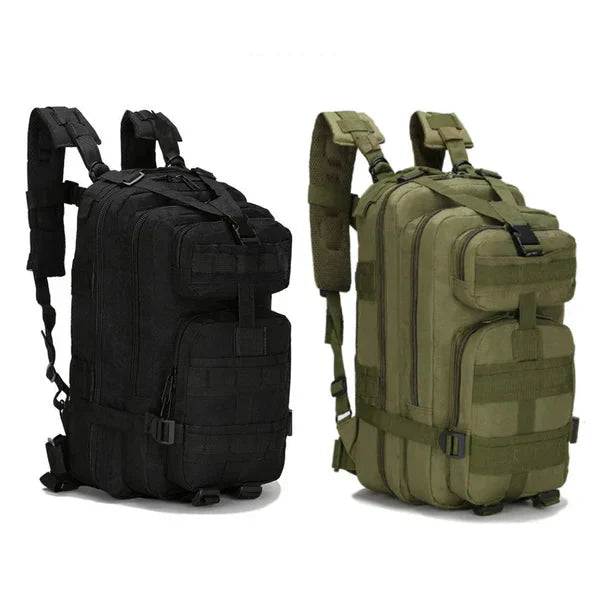 Zwei taktische Rucksäcke nebeneinander, einer in Schwarz und einer in Olivgrün, schräg von der Seite 3