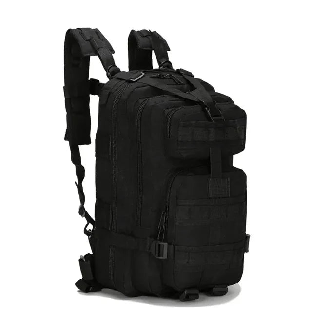 Schwarzer taktischer Rucksack in Schrägansicht mit mehreren Reißverschlussfächern, Schnallen und Schultergurten 4