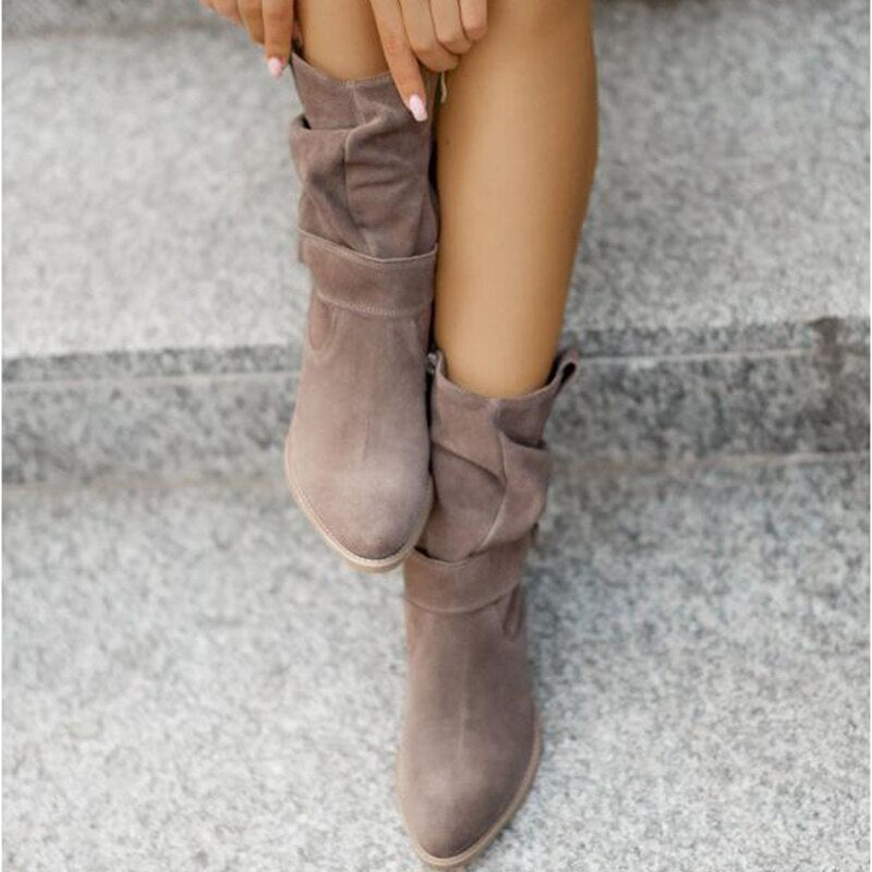 Damen Stiefeletten Wildleder Braun mit Reißverschluss und niedrigem Absatz auf Treppe.