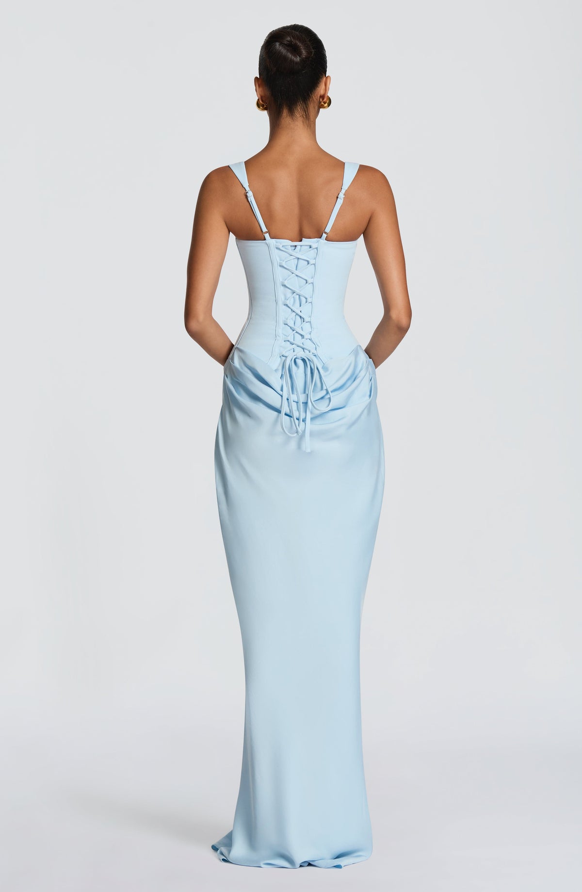 Rückansicht des hellblauen Maxikleids mit Schnürung am Rücken, verstellbaren Trägern und gerafftem Rockansatz 19