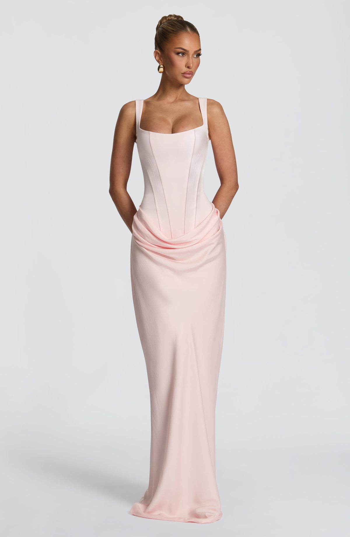Maxikleid in zartem Rosa, frontal am Model mit hochgestecktem Haar, Korsettoberteil und Raffung an der Hüfte 13