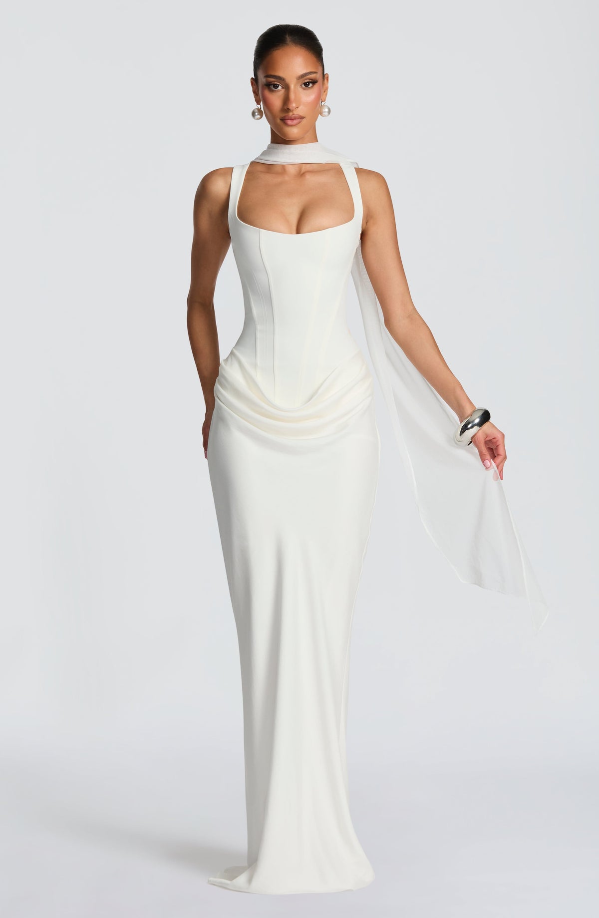 Cremeweißes Indy Bodycon-Maxikleid mit transparentem Schal um den Hals