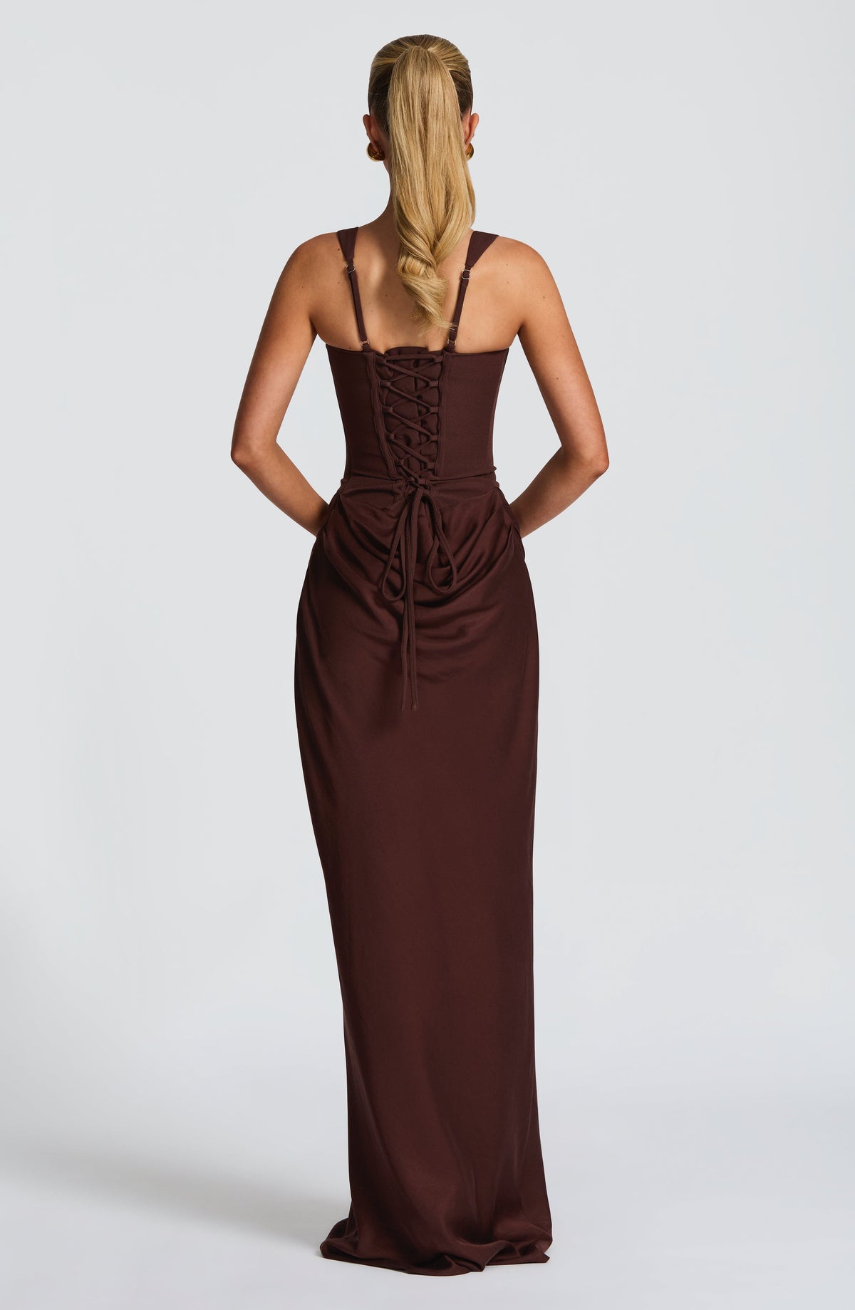 Rückansicht des schokoladenbraunen Indy Bodycon-Maxikleids mit Korsett-Schnürung und verstellbaren Trägern
