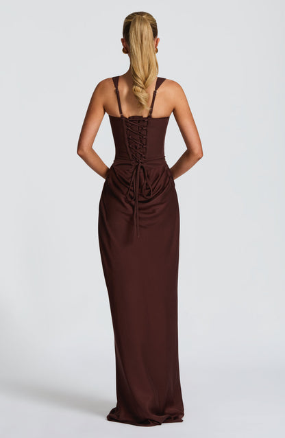 Rückansicht des schokoladenbraunen Indy Bodycon-Maxikleids mit Korsett-Schnürung und verstellbaren Trägern