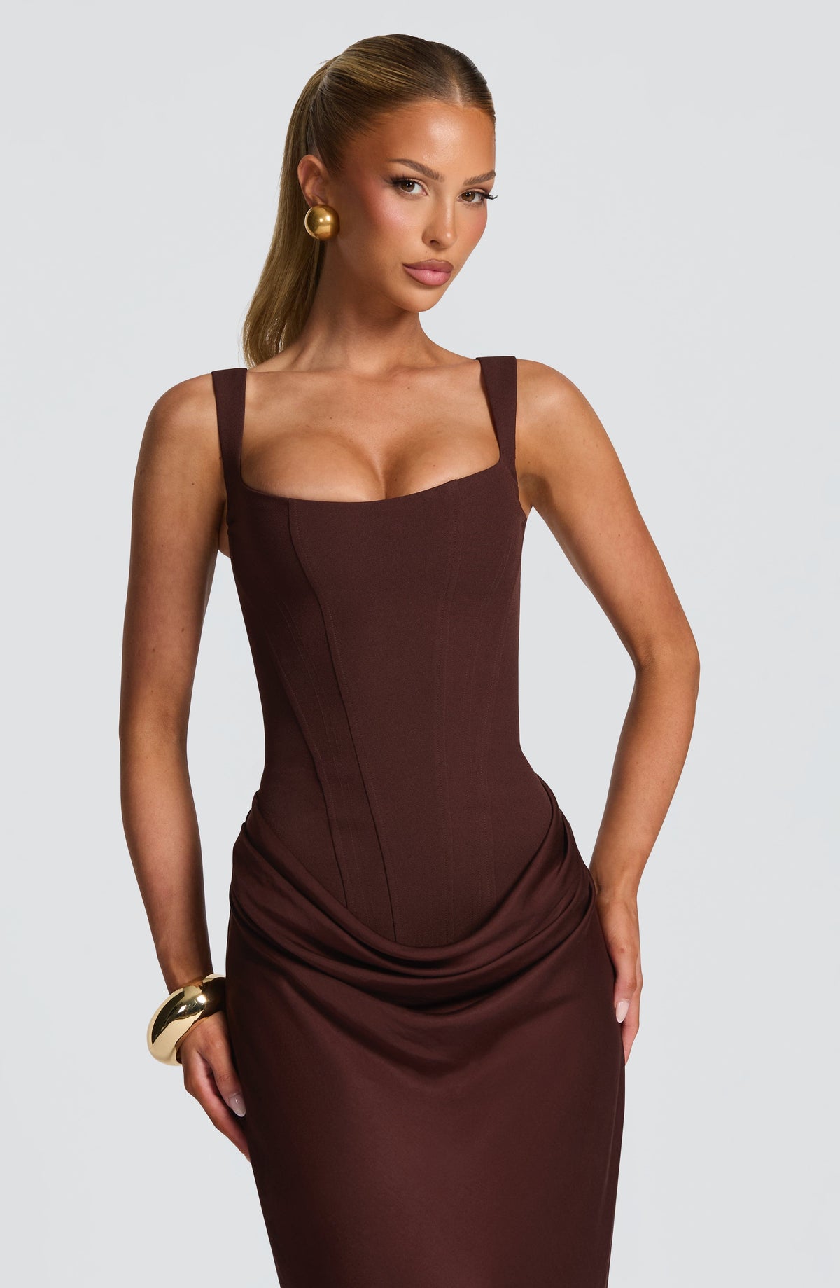 Nahaufnahme des schokoladenbraunen Indy Bodycon-Maxikleids mit eckigem Ausschnitt und breiten Trägern
