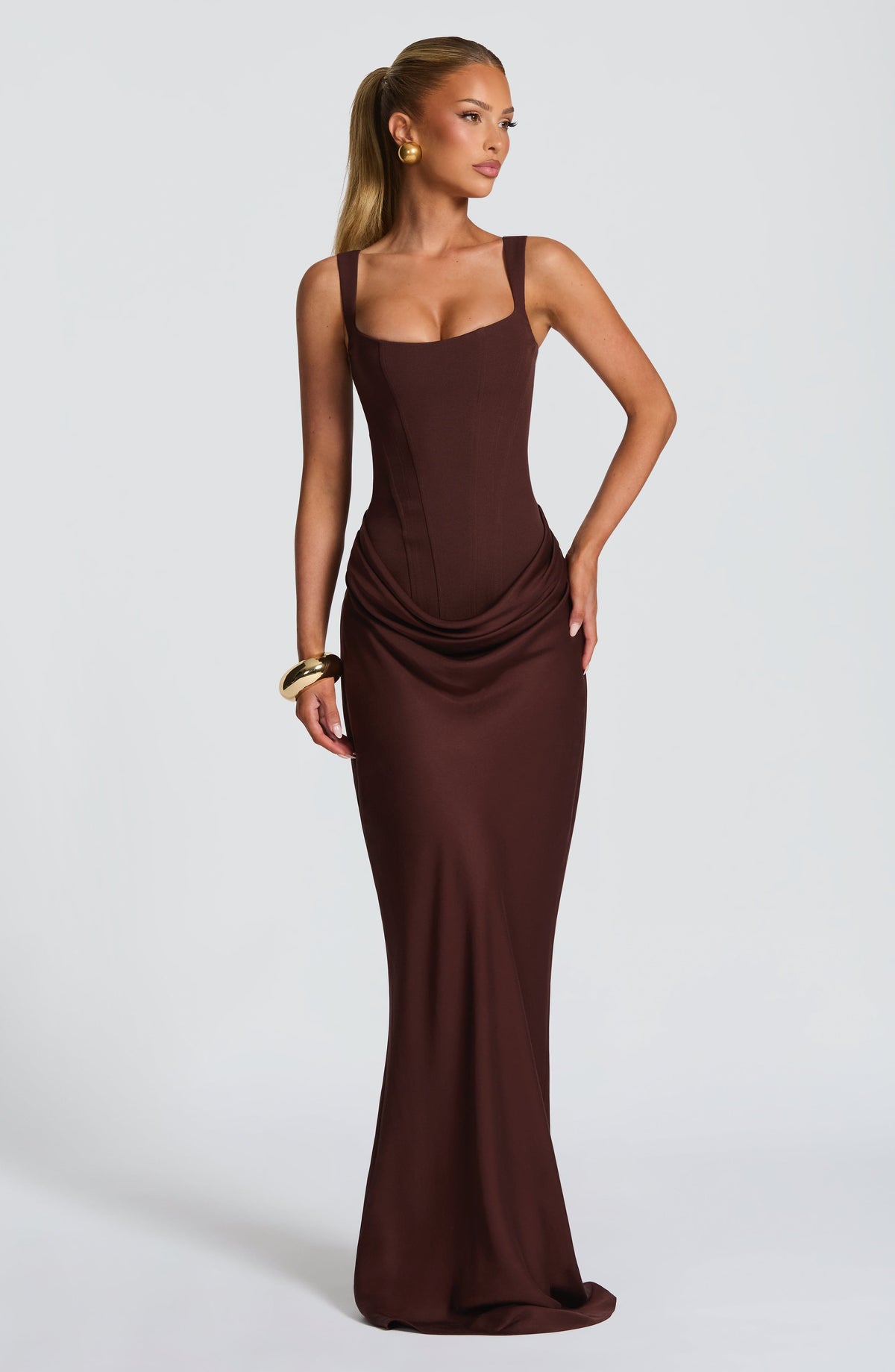 Ganzkörperansicht des schokoladenbraunen Indy Bodycon-Maxikleids am Model