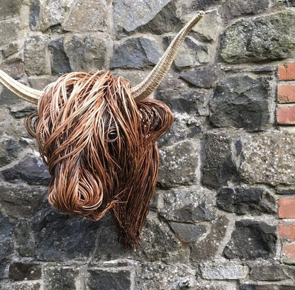 Nahaufnahme des Weidengeflechts im Profil, an einer Wand aus Naturstein und roten Ziegeln 2