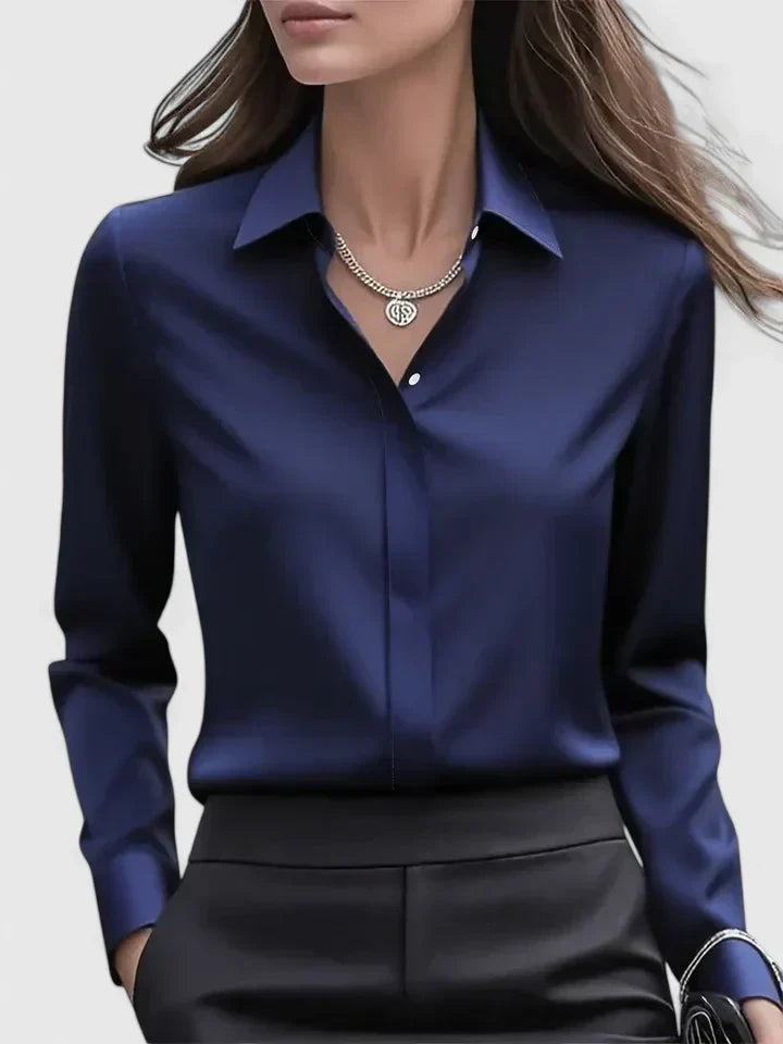 Marineblaue Bluse aus Satin mit Kragen und verdeckter Knopfleiste, Frontansicht