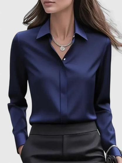 Marineblaue Bluse aus Satin mit Kragen und verdeckter Knopfleiste, Frontansicht