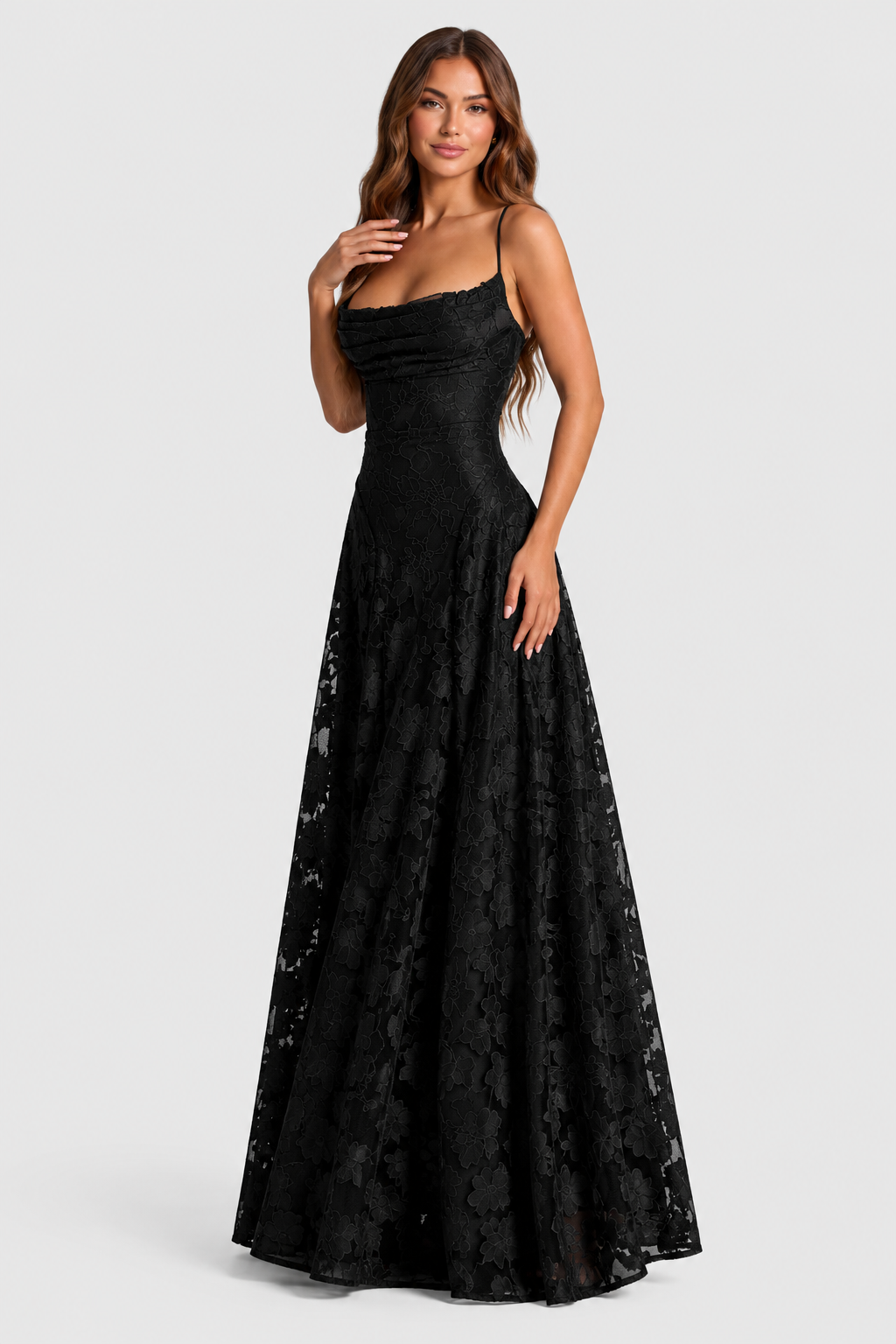Schwarzes Spitzenkleid in Dreiviertelansicht, Rock fällt weit und fließend.