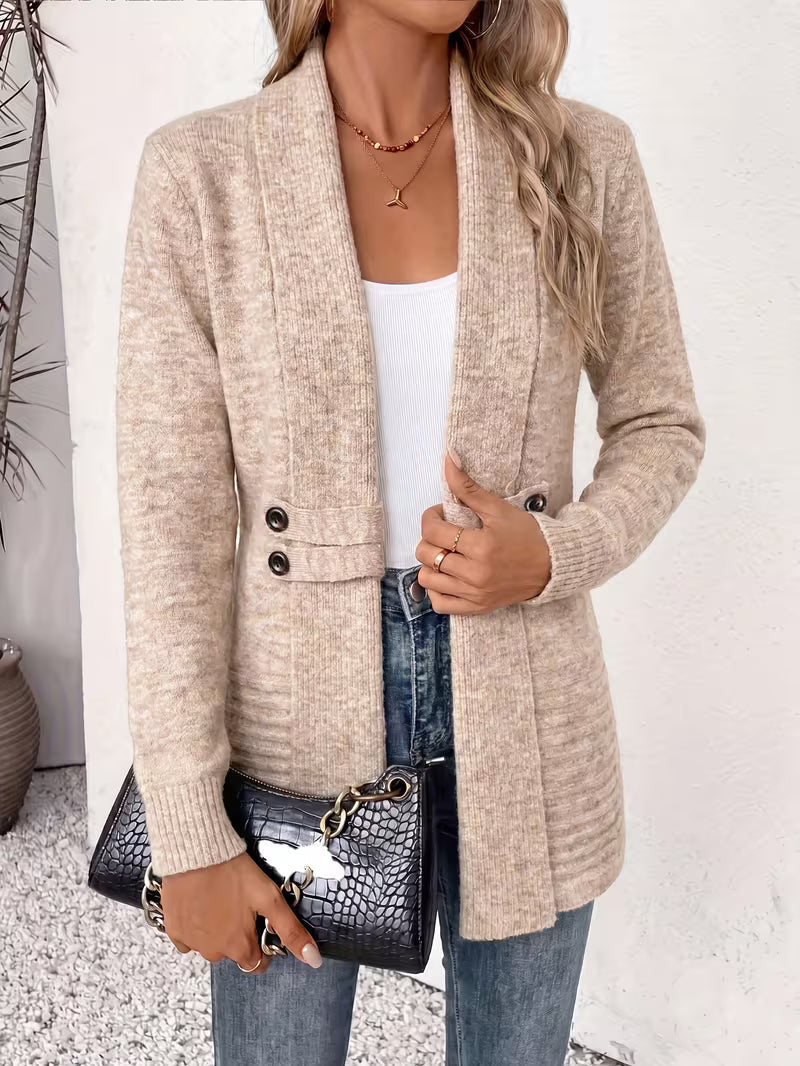 Beige Strickjacke an einer Frau mit schwarzer Handtasche, Blick auf Schalkragen und Taillenlaschen 3