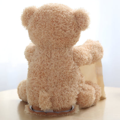 Interaktiver Plüsch-Teddybär in Braun von hinten mit lockigem Plüschfell und cremefarbenem Tuch