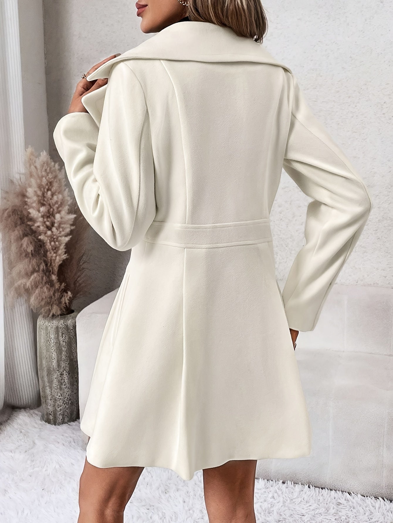Damenmantel weiß, eleganter Wollmantel, Herbstmode, Rückansicht, stilvoller Schnitt, Modekleidung.