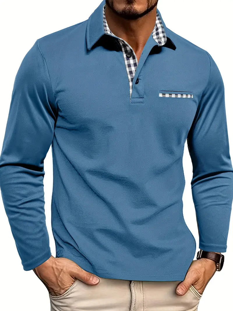 Mann trägt das Langarm-Poloshirt in Stahlblau mit karierten Akzenten an Kragen, Knopfleiste und Brusttasche 4
