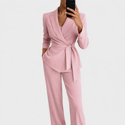 Das Set in zartem Rosa, Frontansicht: taillierter Wickelblazer mit Revers und weit geschnittener Hose.