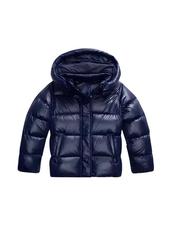 Dunkelblaue glänzende Steppjacke mit Kapuze in der Vorderansicht, geschlossen mit verdeckter Knopfleiste 2